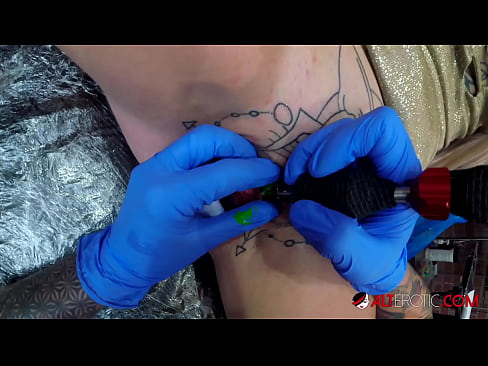 ❤️ Sully Savage mai tsananin jarfa ta yi tattoo a kan kwarin ta ❌ Batsa ❌️